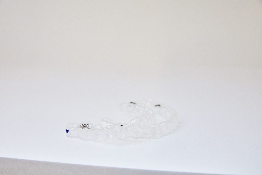 인비절라인 교정 장치