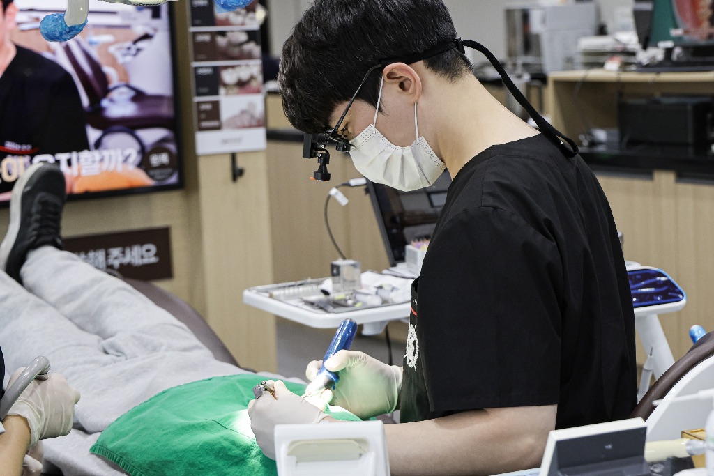 루페 착용 원장 진료