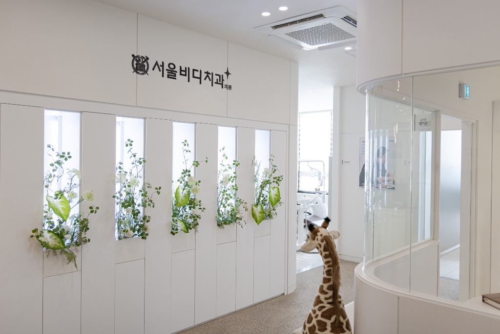 소아치과 입구 기린 인형