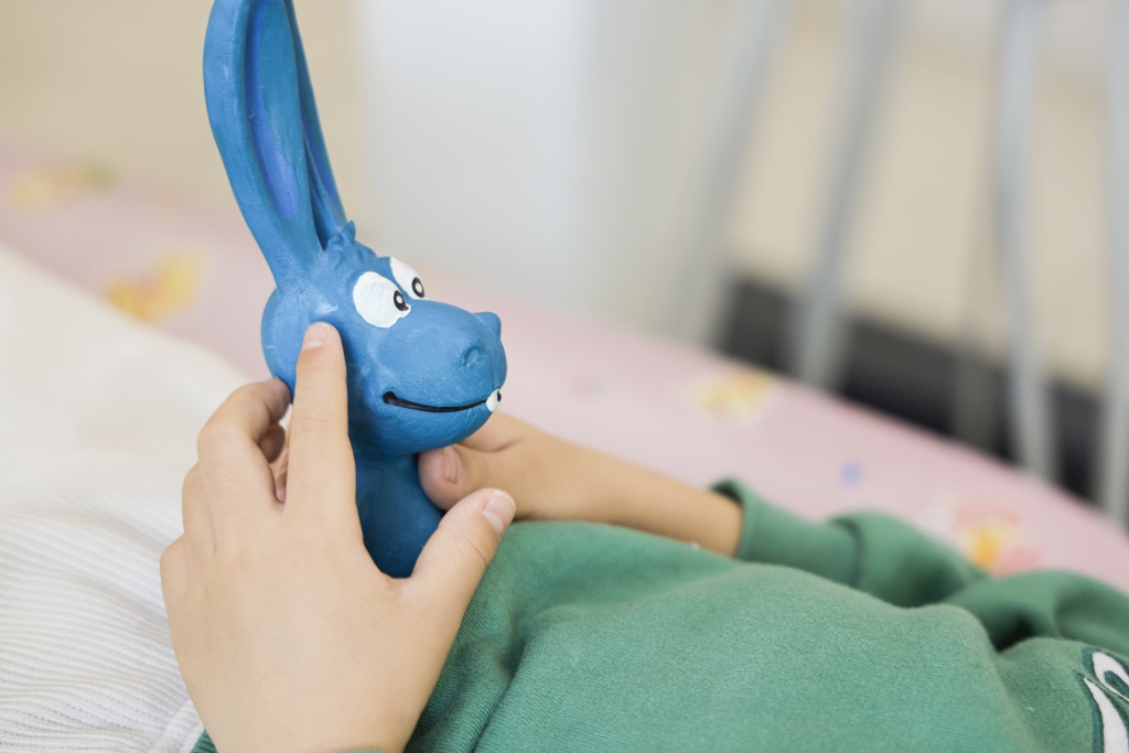 아이 손에 장난감